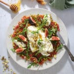 Figen carpaccio med burrata og pistacie
