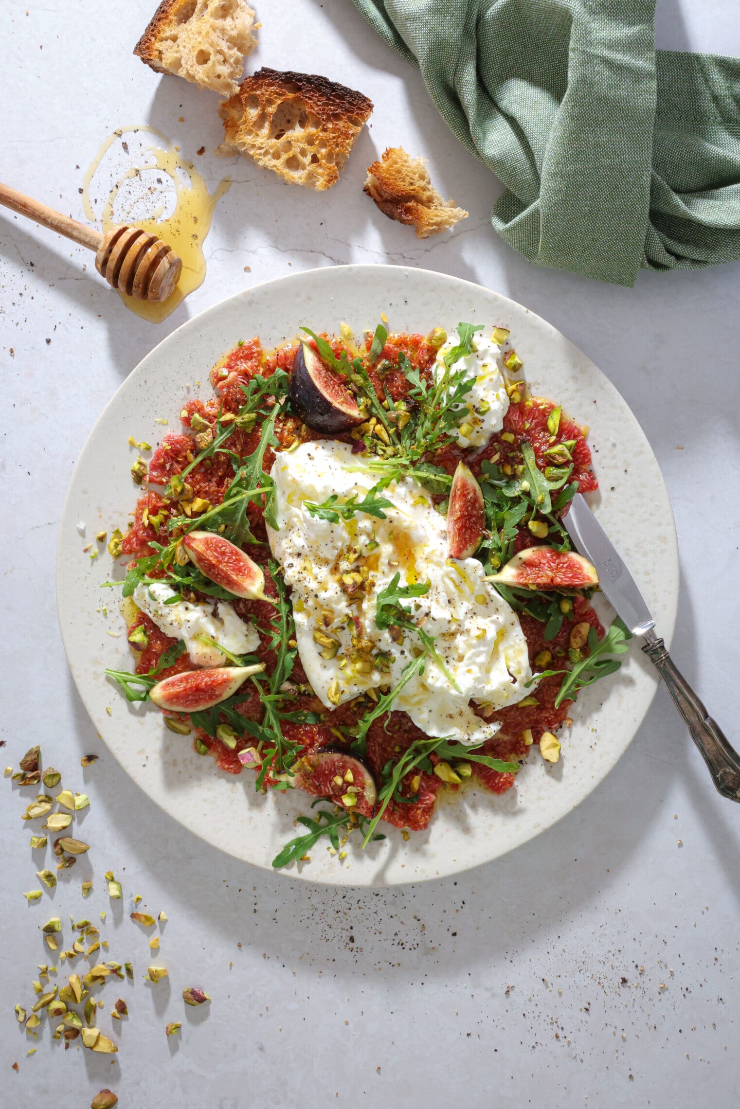 Figen carpaccio med burrata og pistacie