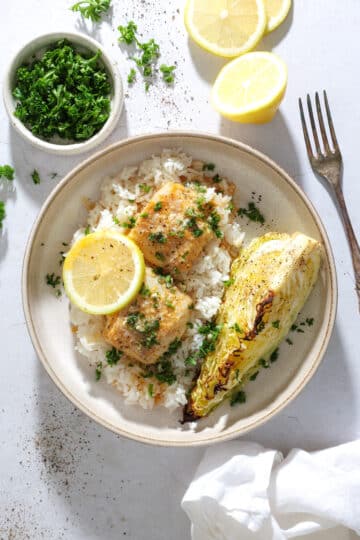 Bagt torsk med citronsmør, spidskål og ris