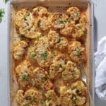 Bagt blomkål med hvidløgssmør og havarti - Blomkål med ost