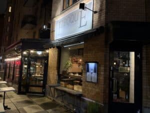 Restaurant Epoques facade om aftenen med oplyst skilt og lyskæde
