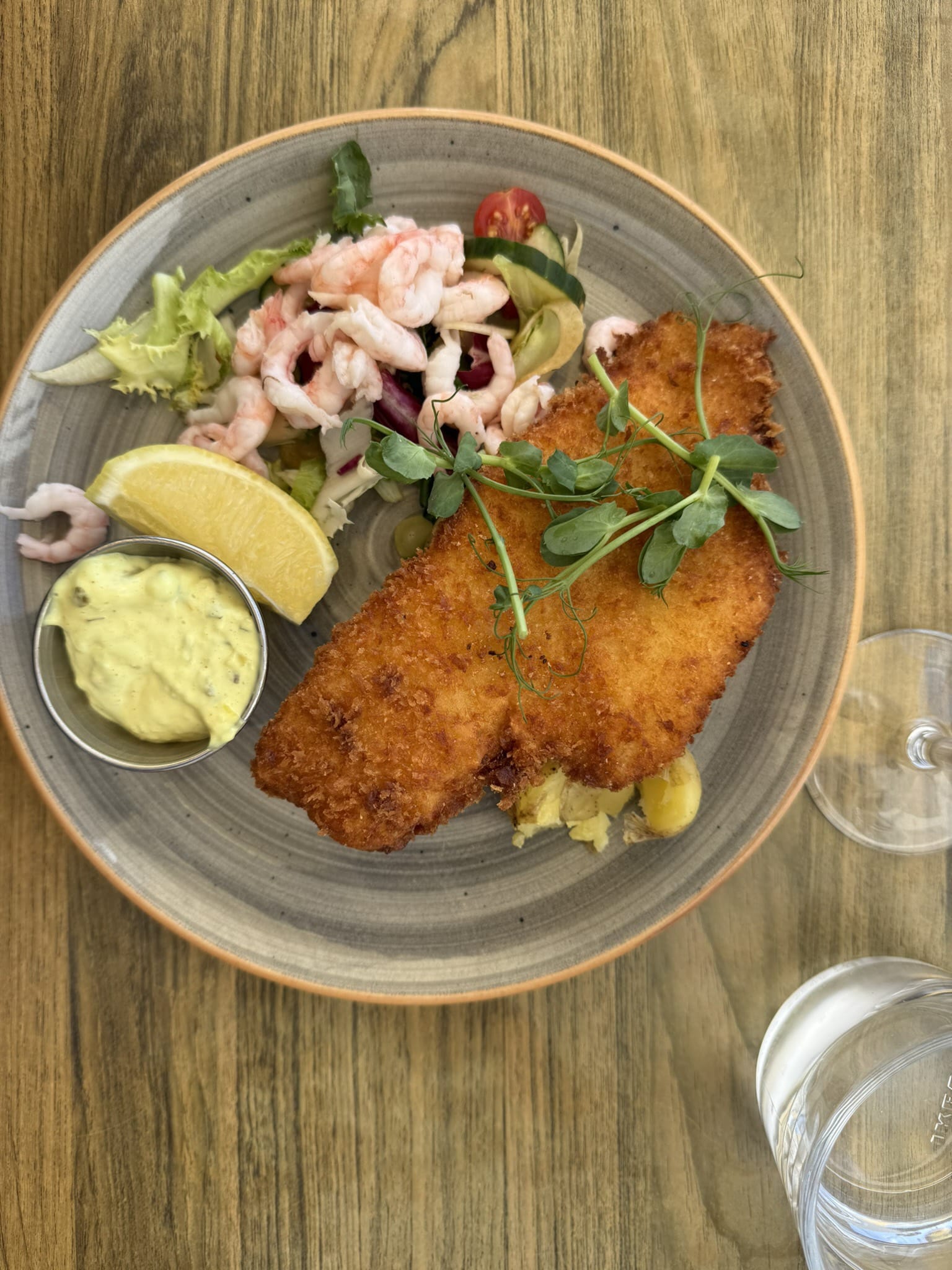 Paneret fiskefilet med rejer, salat, citron, remoulade og kartofler