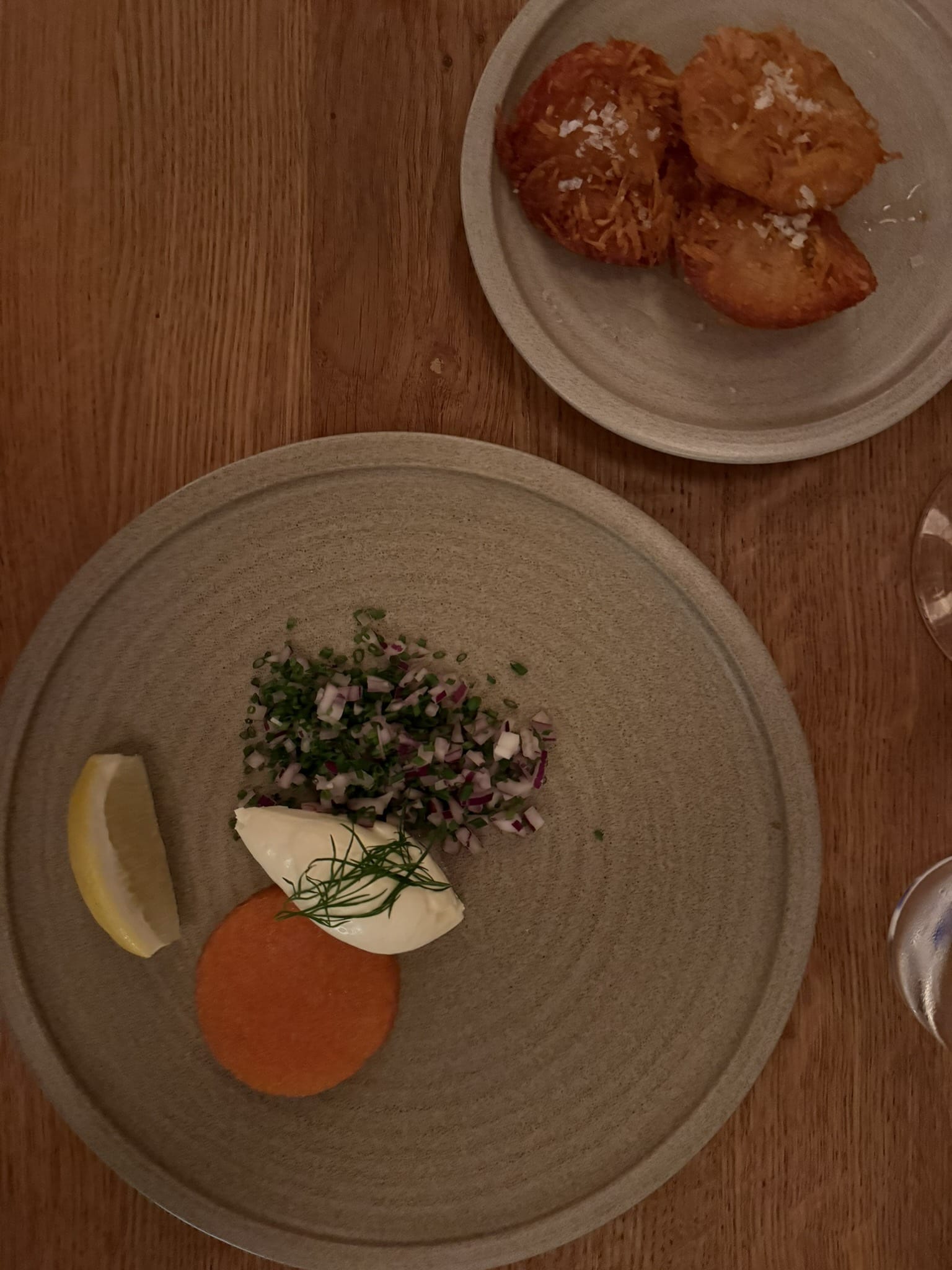 Stenbiderrogn med creme fraiche, rødløg, purløg, citron og friterede kartoffelrösti