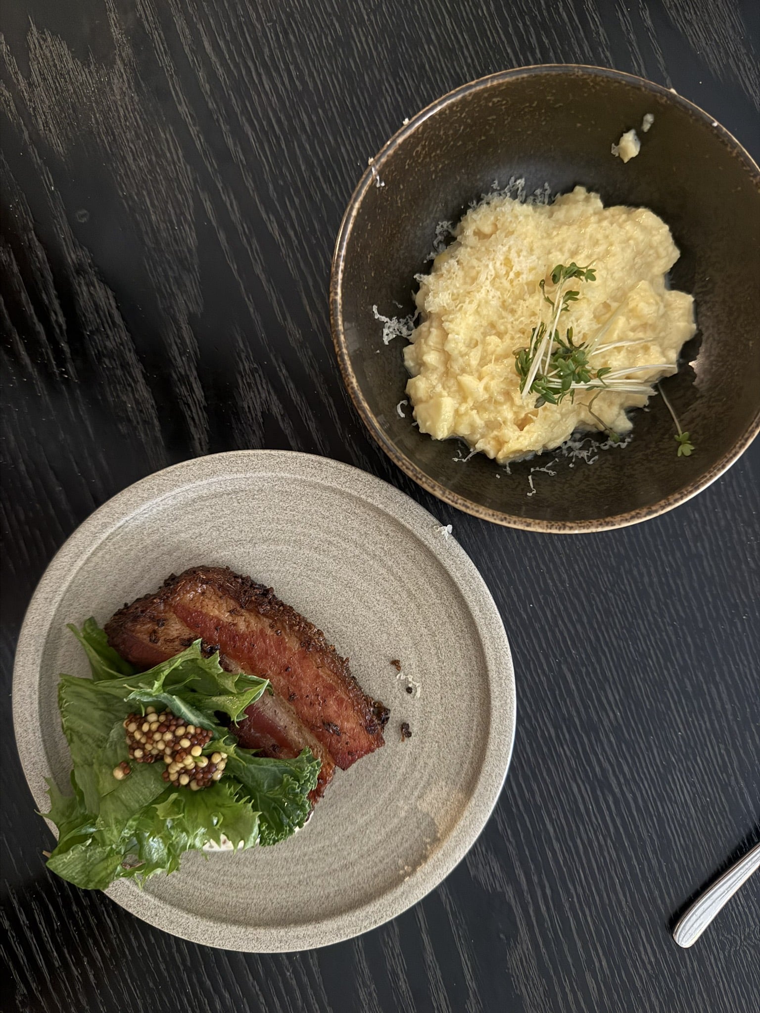 Skål med røræg og revet ost samt tallerken med stegt bacon og salat