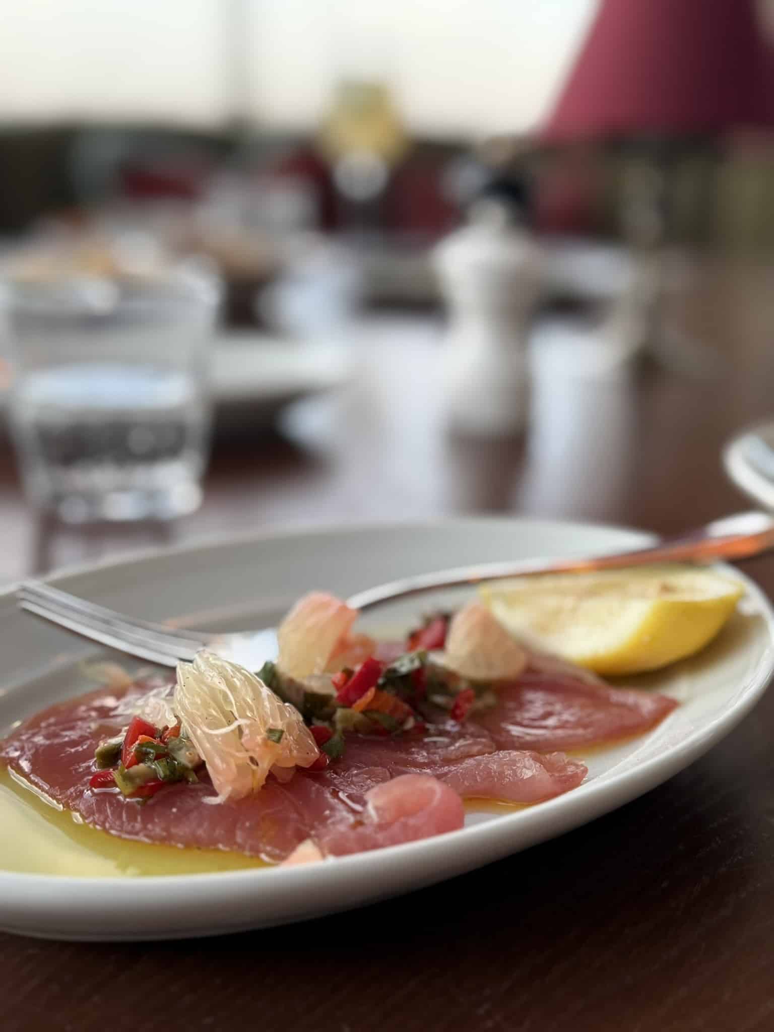 Tynde skiver rå tun med citrus, chili, olivenolie og citronbåd