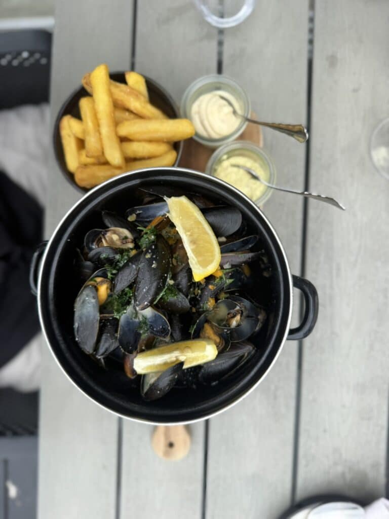 Gryde med dampede blåmuslinger, citron, pommes frites og to dips