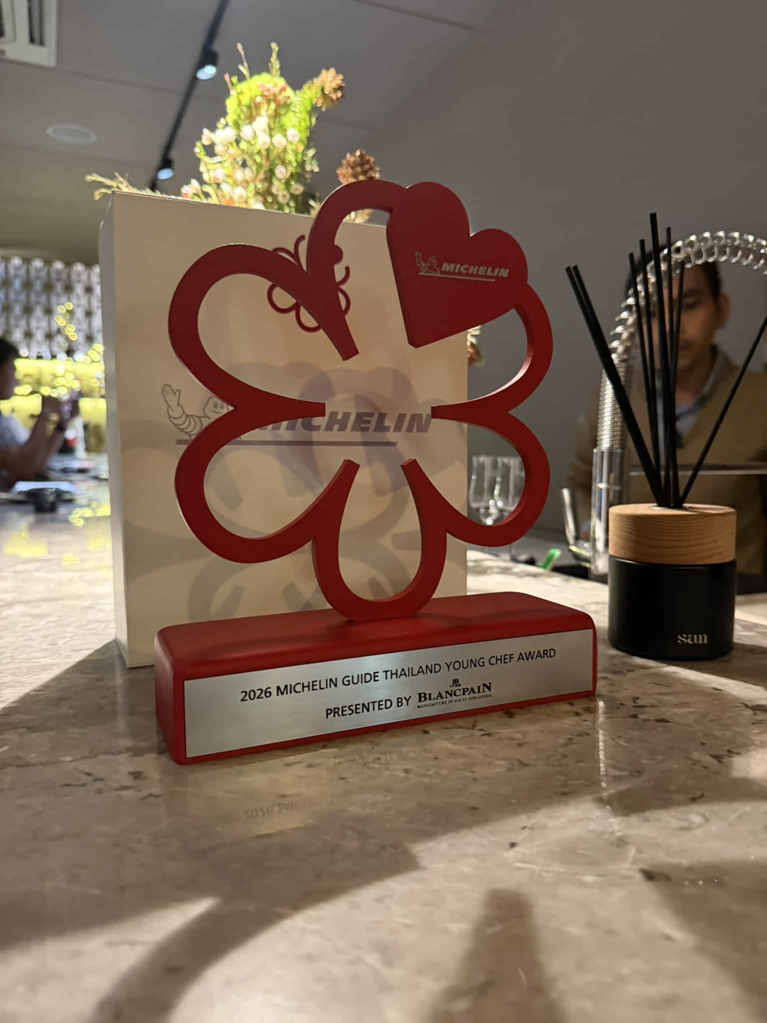 Rødt Michelin-trofæ for Young Chef Award 2026 står på marmorbord