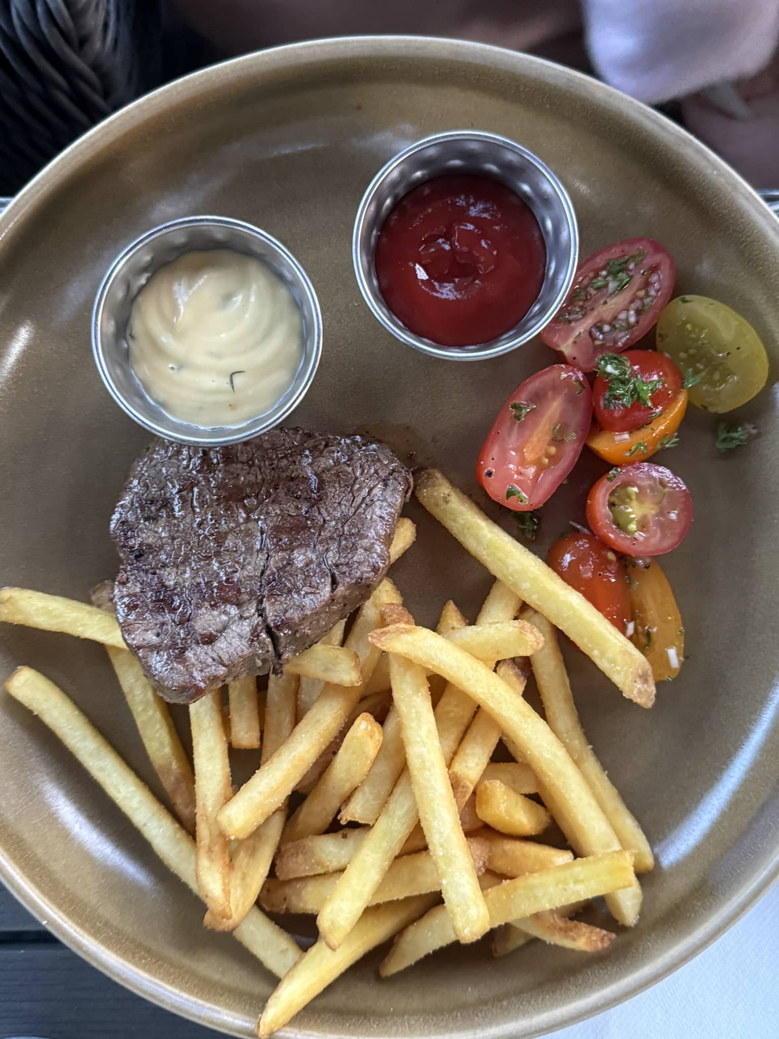 Stegt bøf med pommes frites, cherrytomater, ketchup og bearnaise i skåle