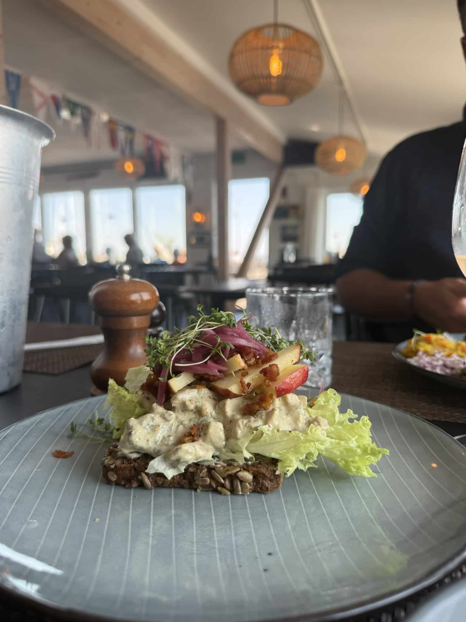 Rugbrød med hønsesalat, bacon, æble, rødløg og karse