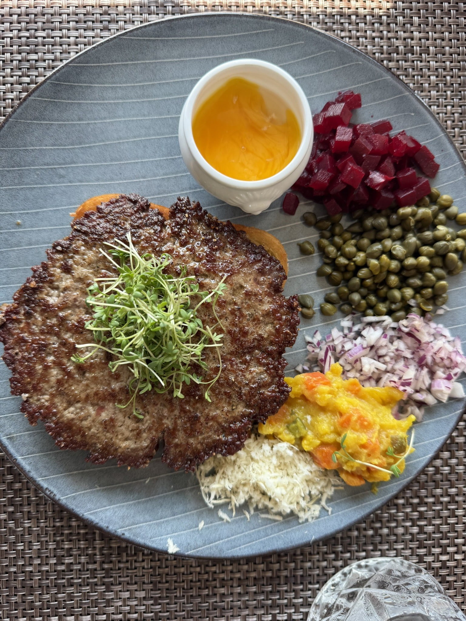 Pariserbøf med æggeblomme, rødbeder, kapers, rødløg, pickles og peberrod