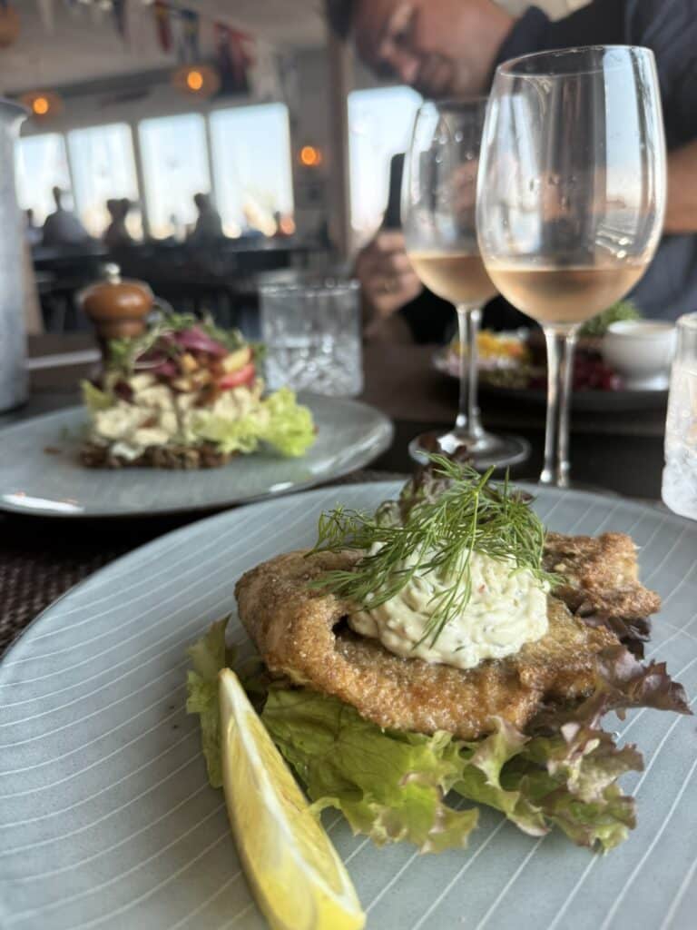 Stegt rødspætte med tatarsauce, dild og citron, hønsesalat og rosévin bagved