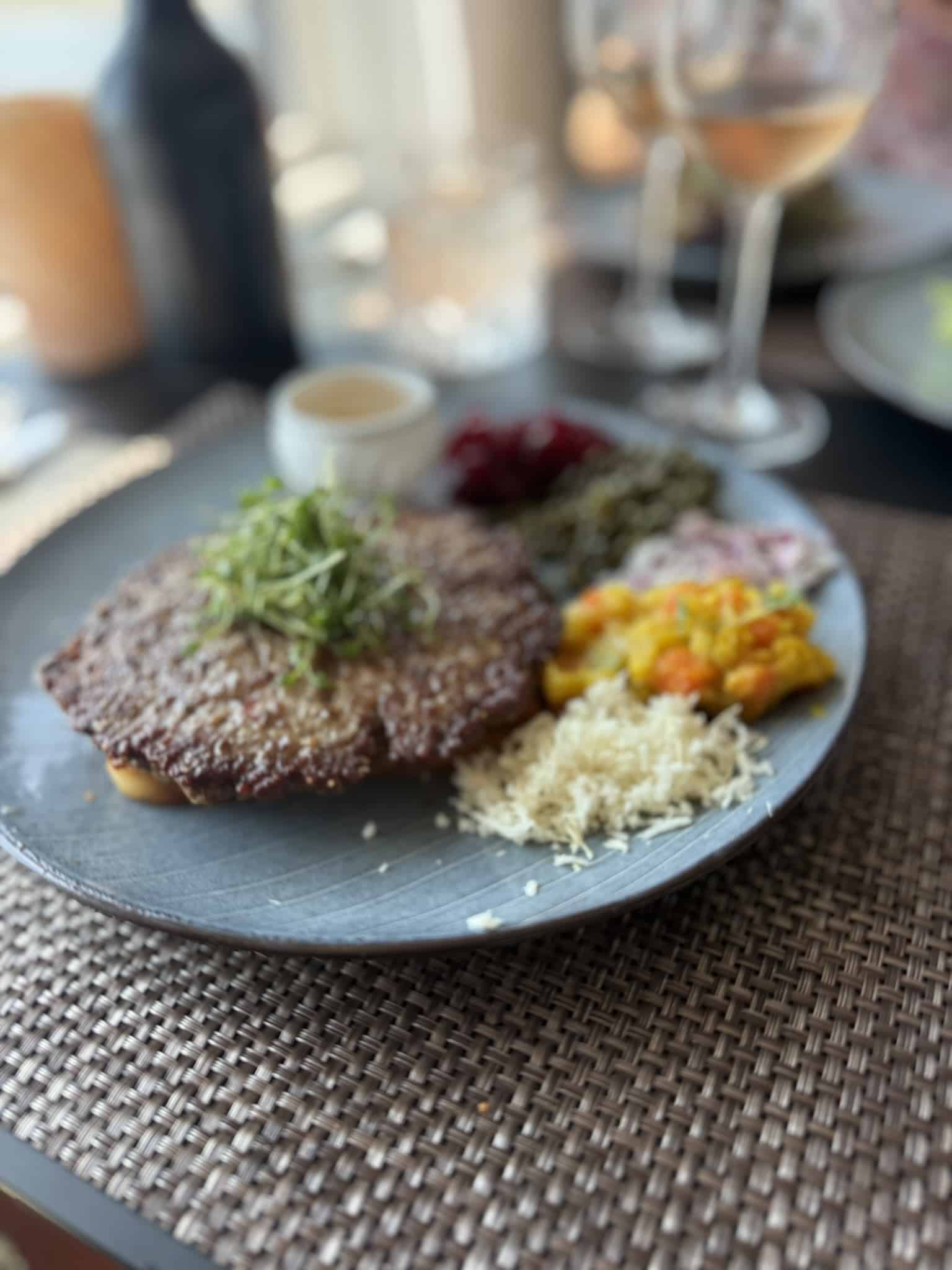 Pariserbøf på brød med karse, revet peberrod, pickles, kapers og rødbeder