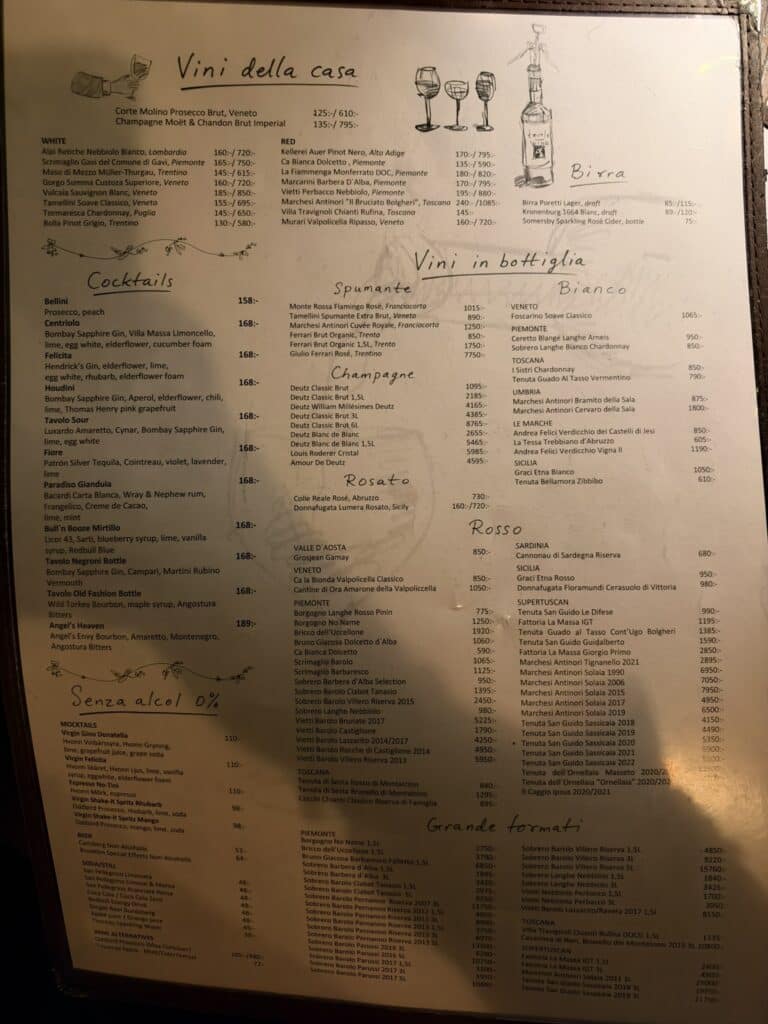 Helt drikkekort med husets vine, cocktails, alkoholfrit, flaskevine og store formater.