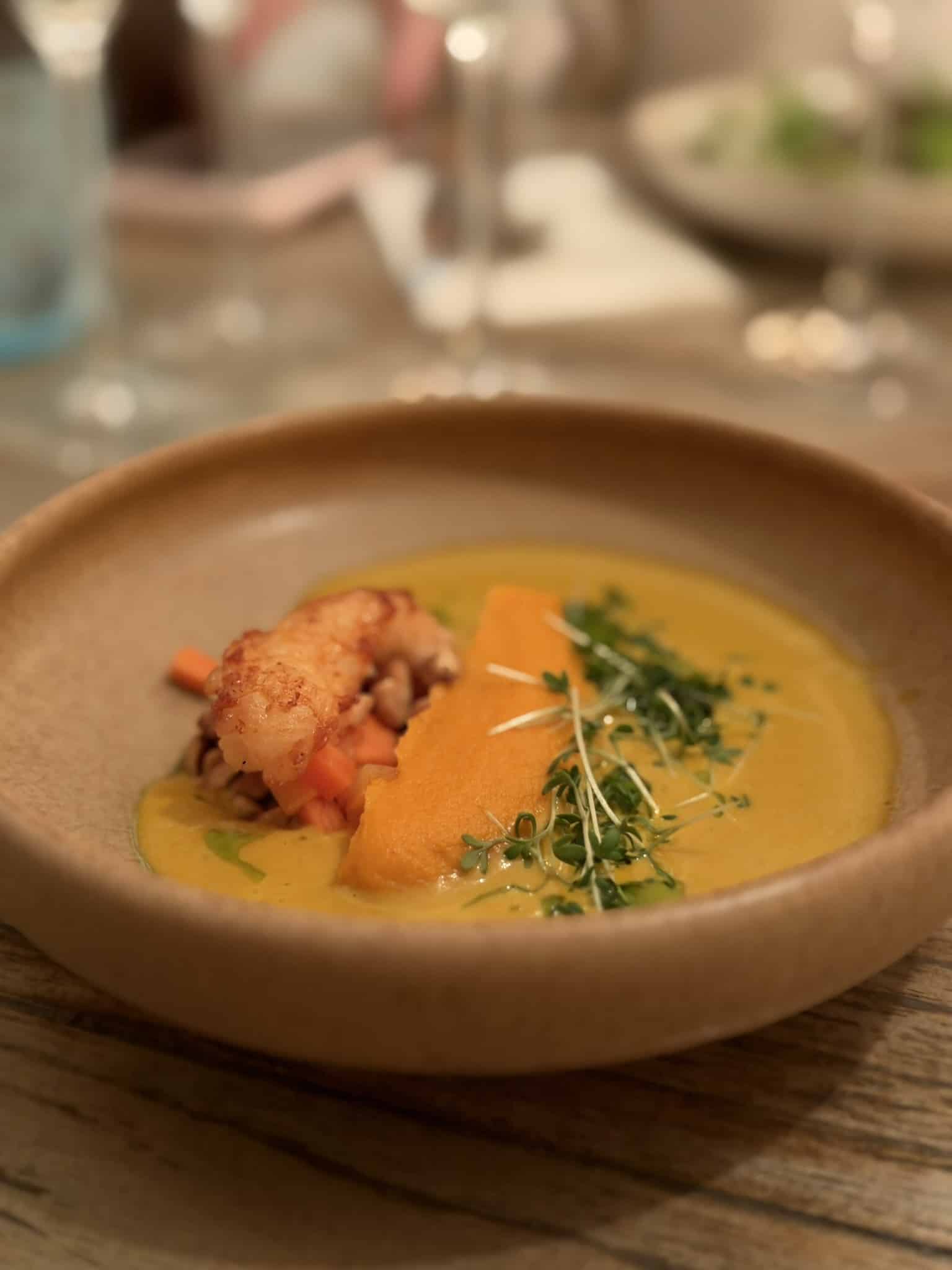 Gul suppe med stegt skaldyr, gulerodspuré, gulerodstern og karse