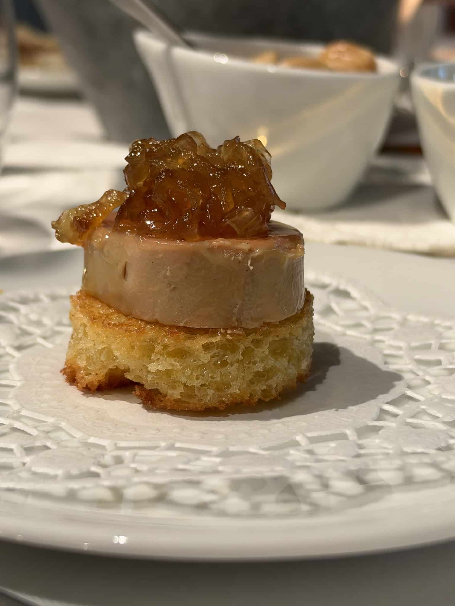 Skive foie gras med løgkompot på ristet brioche på kniplingsserviet