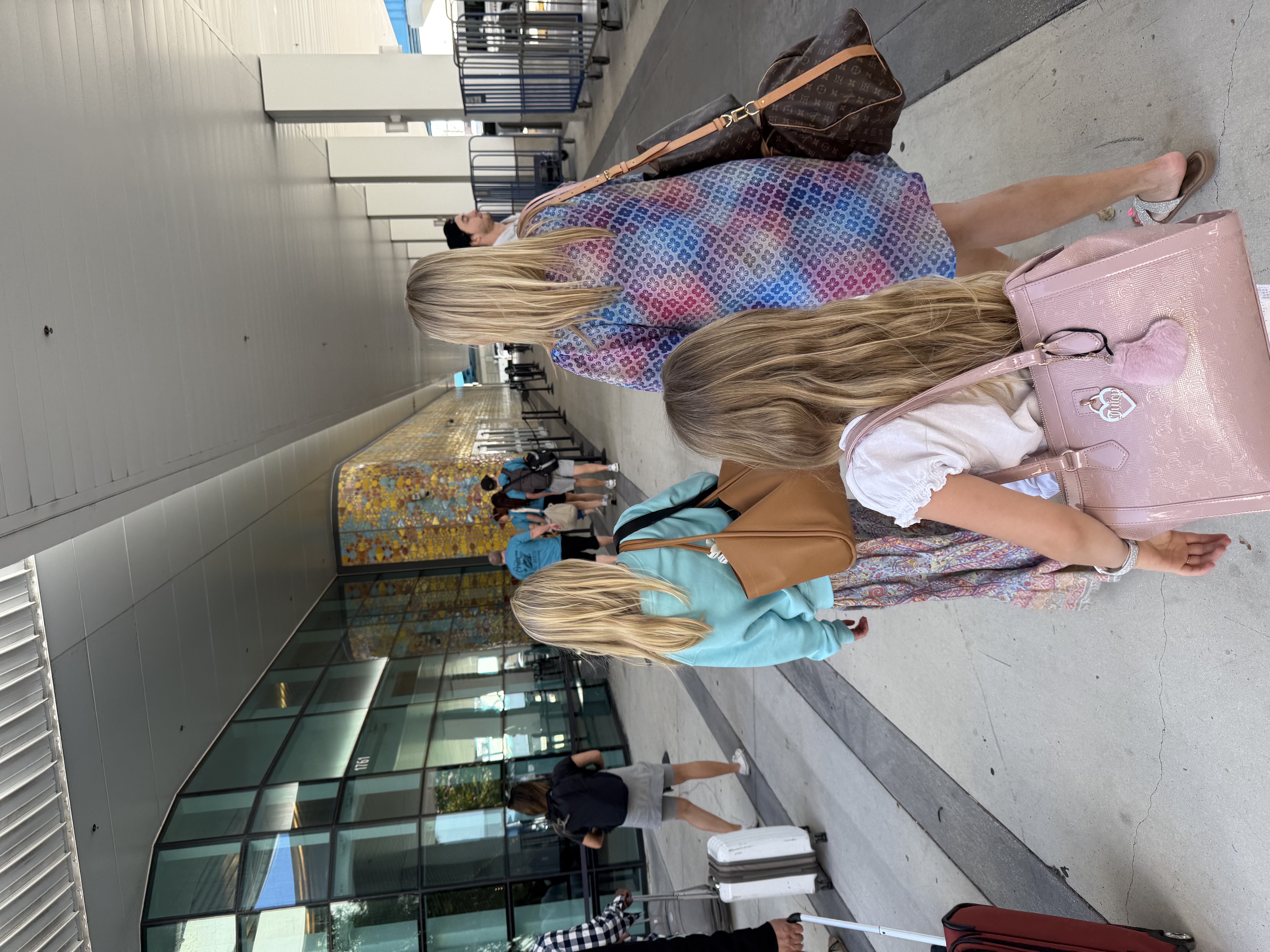 Familjen Brinch väntar på incheckning i Miami Port