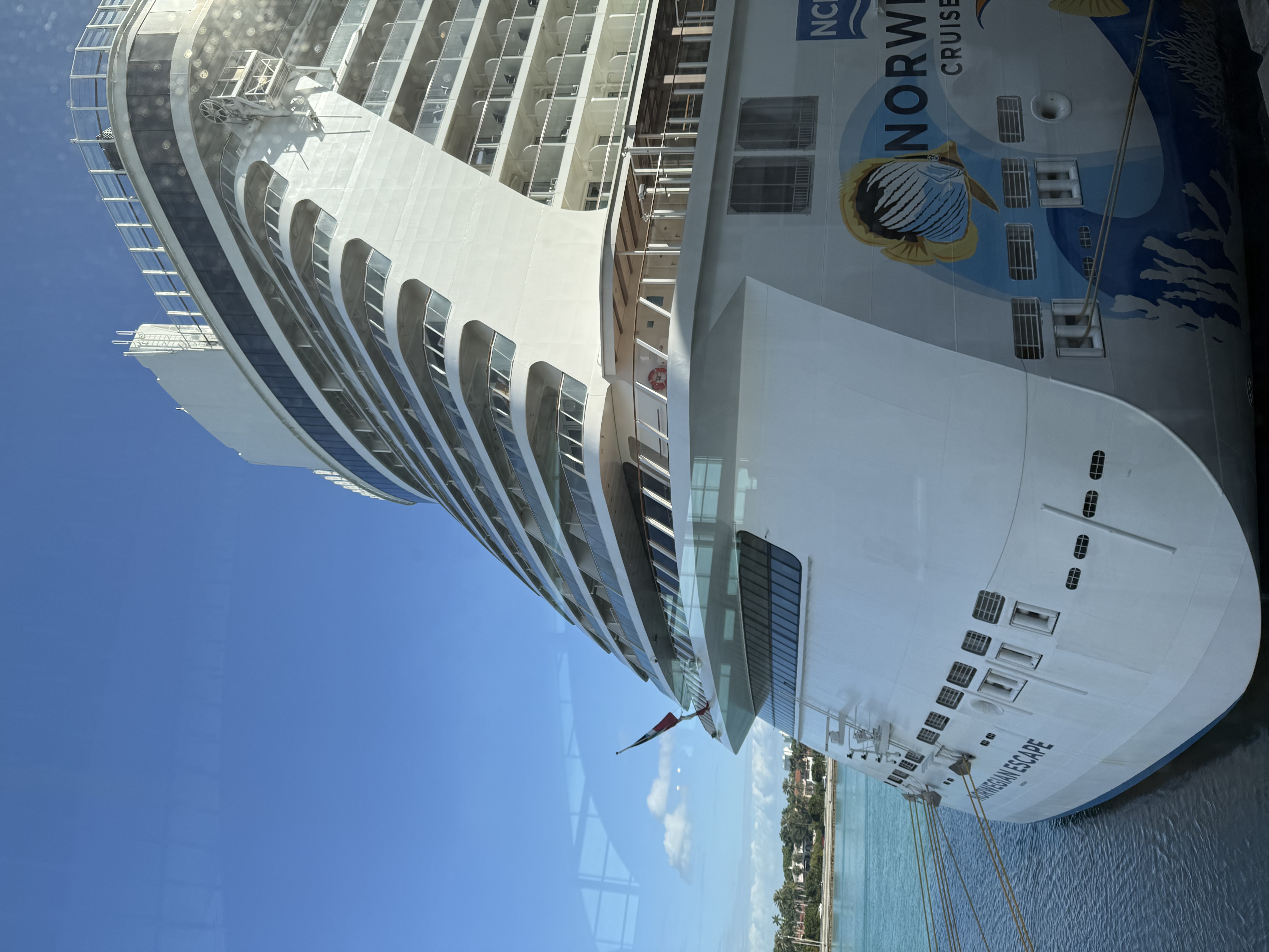 Första glimten av Norwegian Escape från Miami Port
