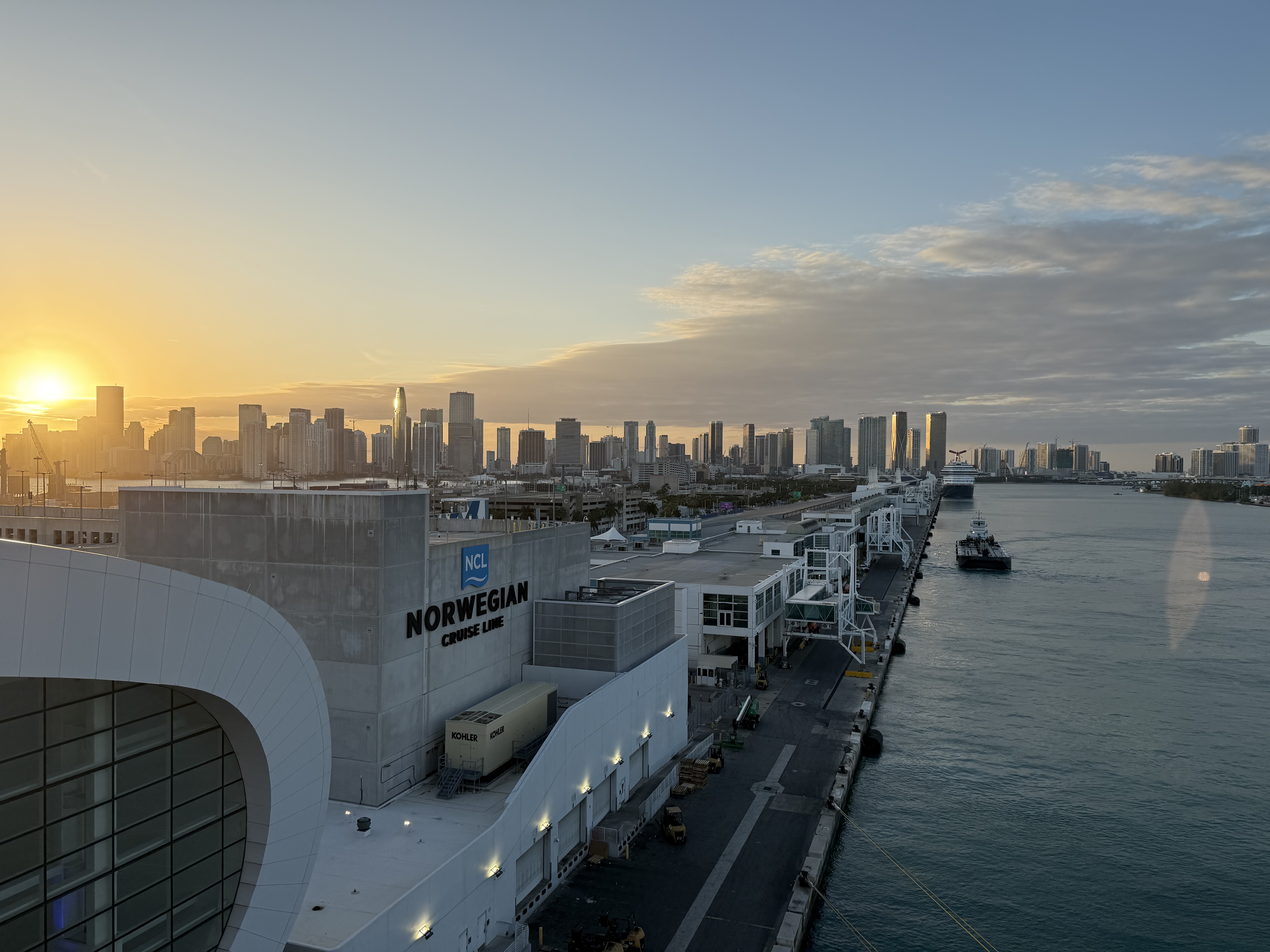 Haven-terrass under sailaway från PortMiami — kölvatten och horisont