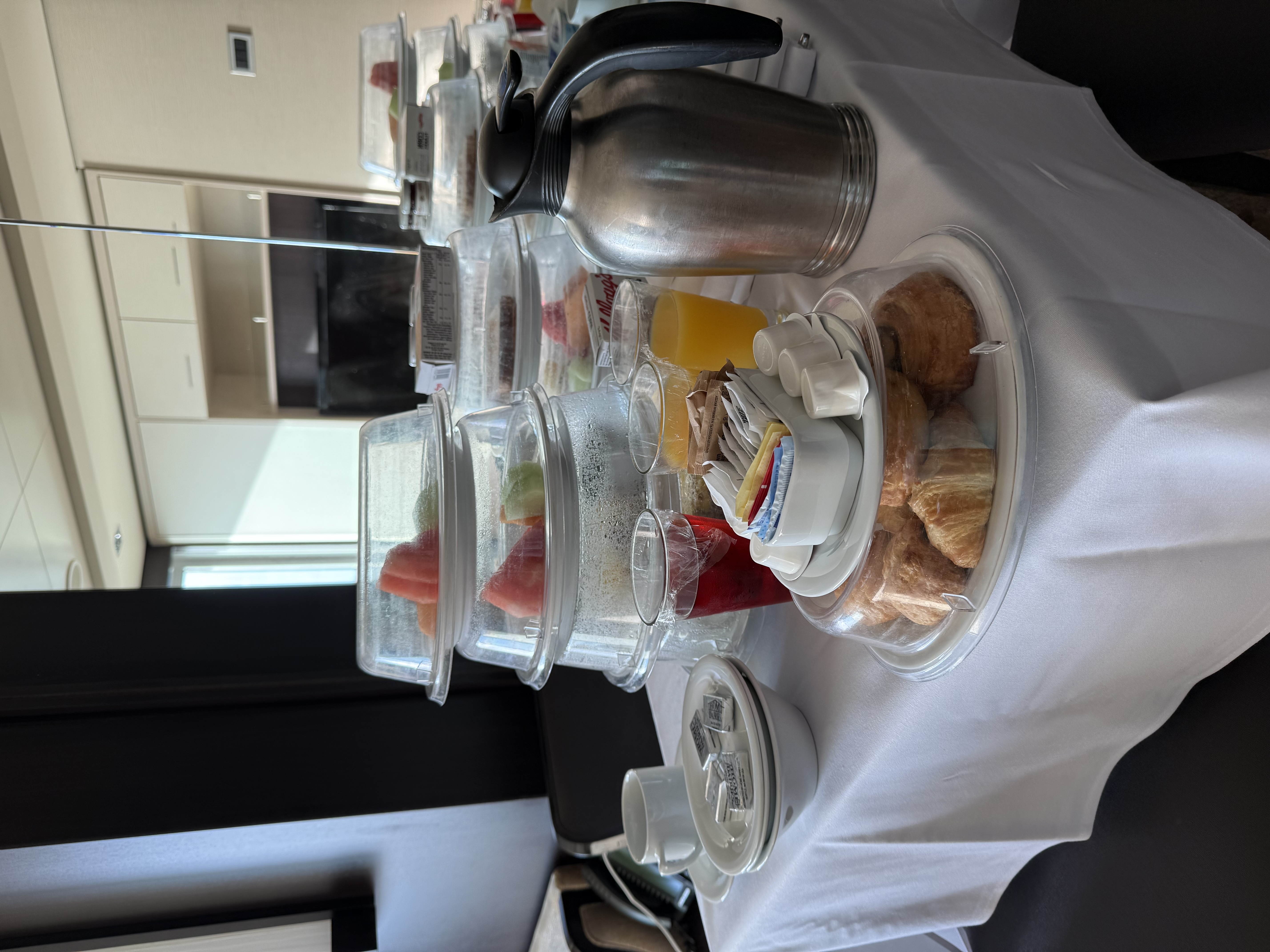 Frukost på Haven-terrassen vid Great Stirrup Cay — kaffe, frukt, bröd