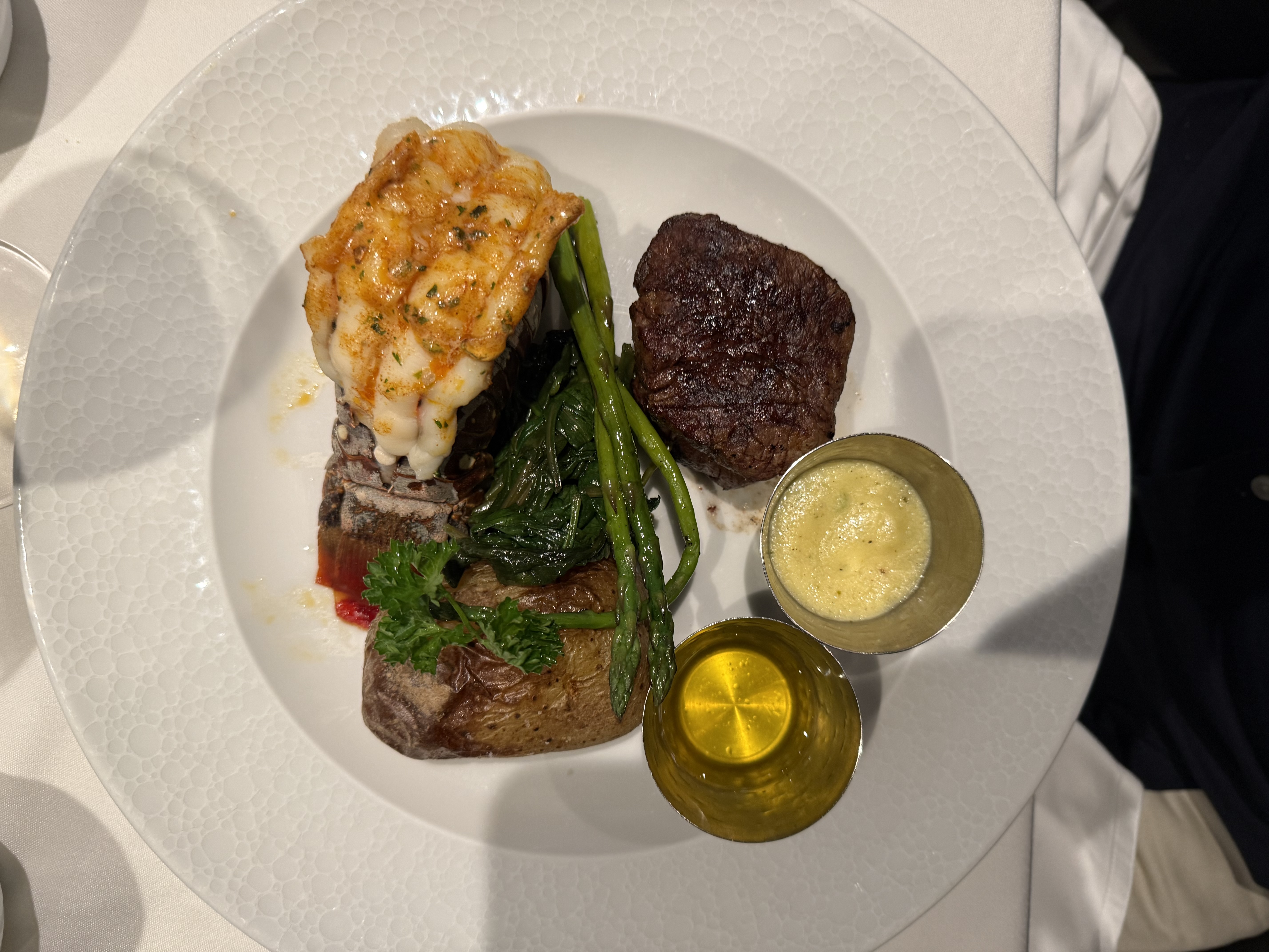 Passador med spett av picanha vid bordet på Moderno