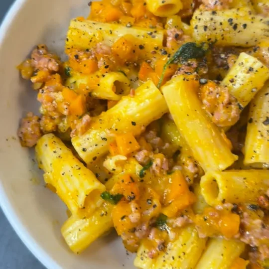 Pasta med salsiccia, græskar og salvie