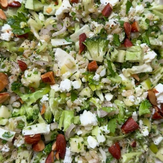 Perlebygsalat med broccoli, æble og feta