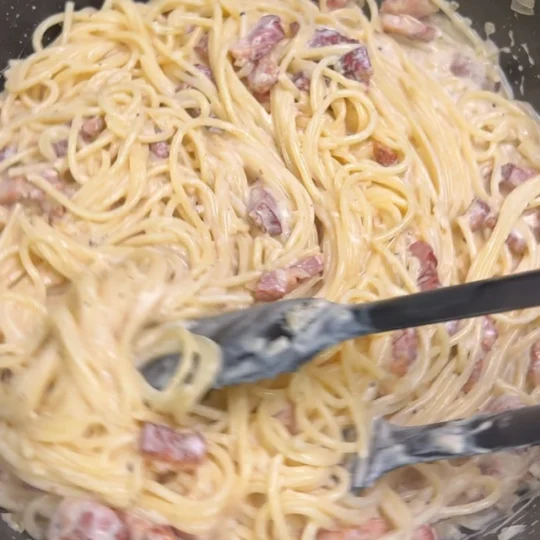 Cremet pasta med bacon, mascarpone og hvidvin