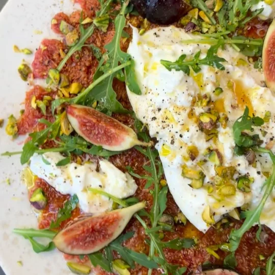 Figen carpaccio med burrata og pistacie