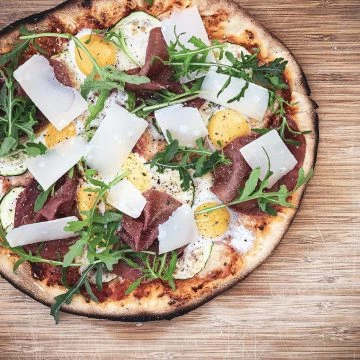 Pizza med bresaola og vagtelæg