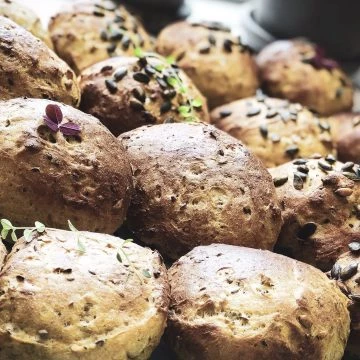 Saftige gulerodsboller - Opskrift med squash og kerner