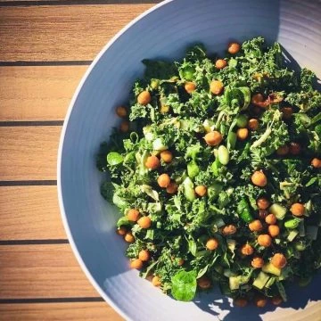 Spinatsalat - Opskrift på grov salat med grønkål og spinat