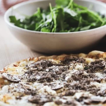 Trøffel pizza - Opskrift på pizza med trøffel og 3 slags ost