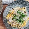 Cremet pasta med kalkun - Opskrift med svampe og porrer