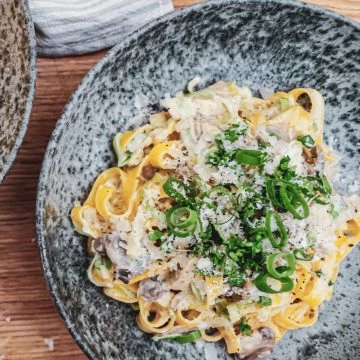 Cremet pasta med kalkun - Opskrift med svampe og porrer