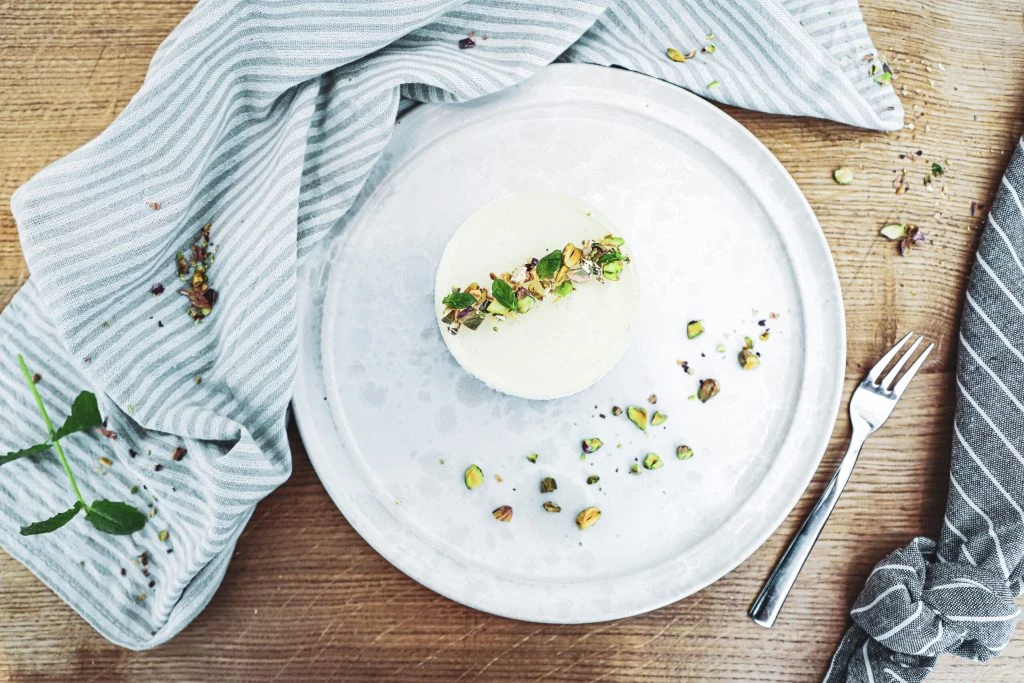 Opskrift på cheesecake med hindbær, lime og pistacie