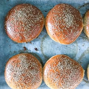 Brioche burgerboller - Opskrift på bløde brioche burgerboller