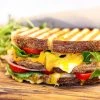 Skinke sandwich - Opskrift på sandwich med skinke, ost og grønt