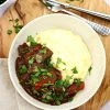 Gullasch - Opskrift på klassisk gullasch med kartoffelmos