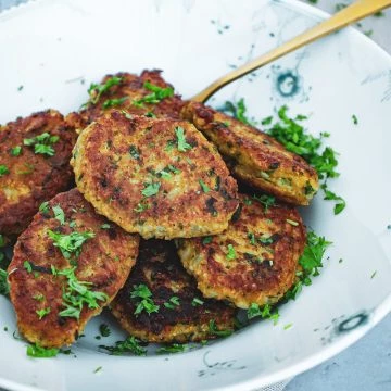 Opskrift på Sprøde risfrikadeller med grøntsager