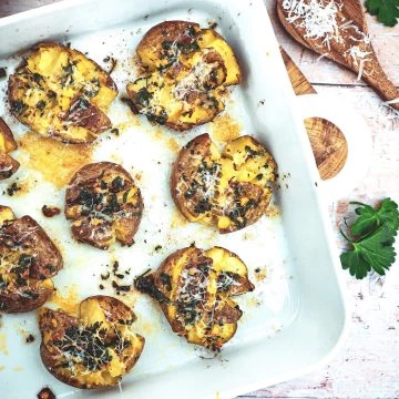 Knuste kartofler - Opskrift med hvidløg og parmesan