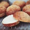 Burgerboller - Opskrift på klassiske burgerboller med sesam