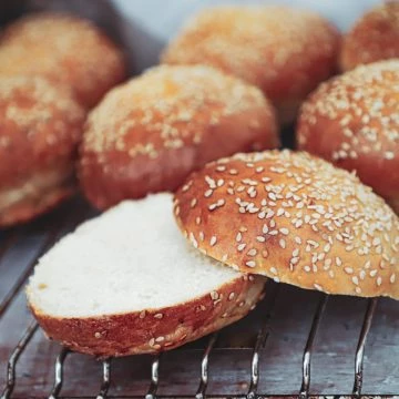 Burgerboller - Opskrift på klassiske burgerboller med sesam