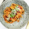 Pasta i krydret tomatsauce med bacon - Opskrift på nem pasta