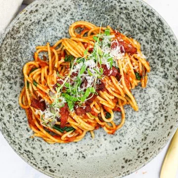 Pasta i krydret tomatsauce med bacon - Opskrift på nem pasta