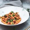 Pasta med krydret pølse i paprikasauce - Opskrift på cremet pasta
