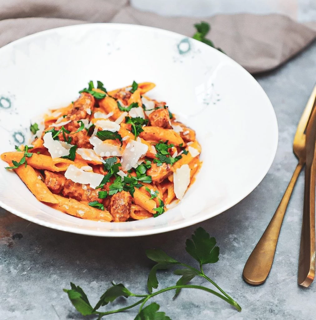 Pasta med krydret pølse i paprikasauce - Opskrift på cremet pasta