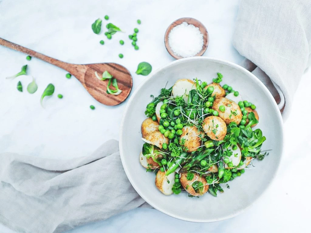Kartoffelsalat - Opskrift på frisk kartoffelsalat med sommergrønt