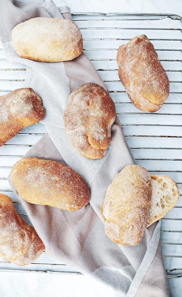 Koldhævede ciabatta boller - Opskrift på ciabatta med surdej
