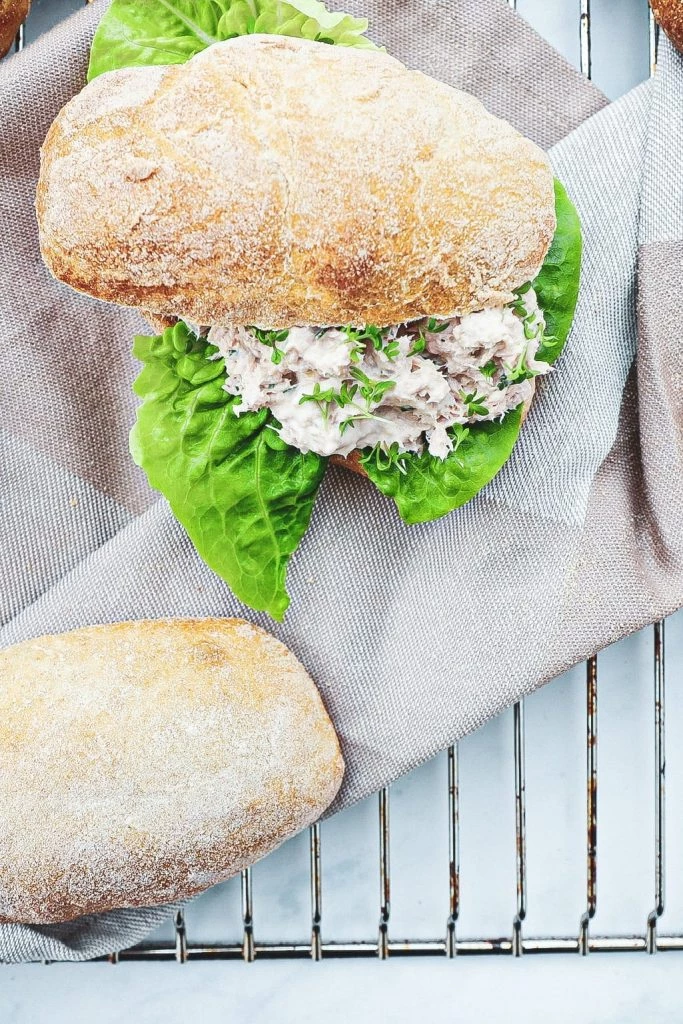 Koldhævede ciabatta boller - Opskrift på ciabatta med surdej
