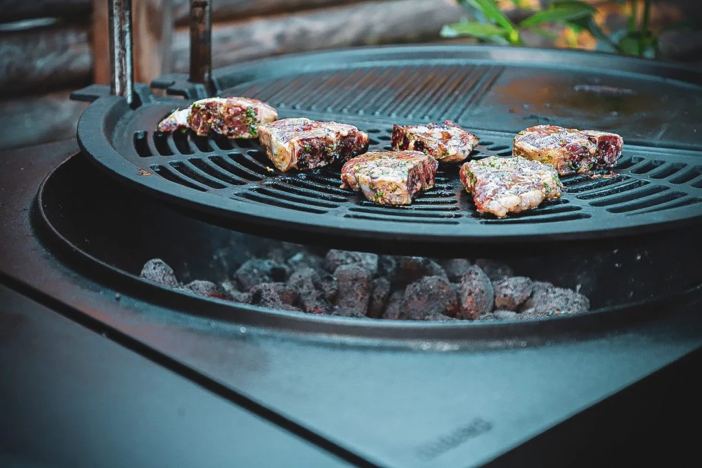 Grillet t-bone på Morsø - Opskrift på lamme t-bone med fyldte kartofler